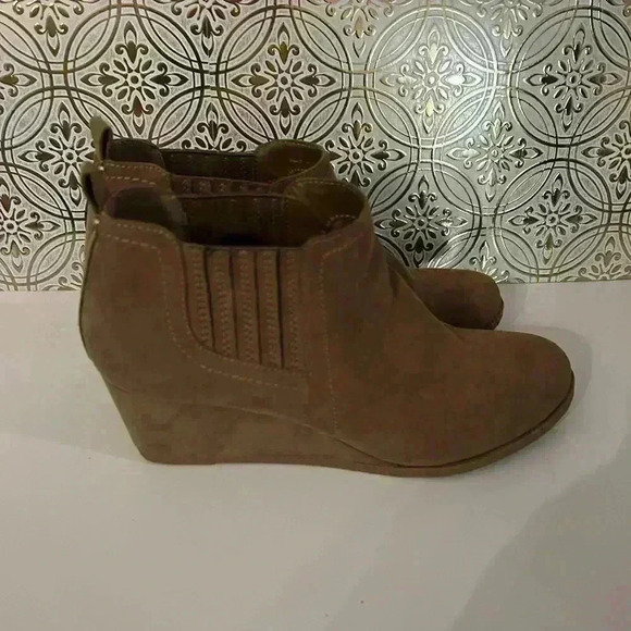 DV8 Dolce Vita Brown Suede Wedge Boots . Size 9. Gently used. - Picture 3 of 5